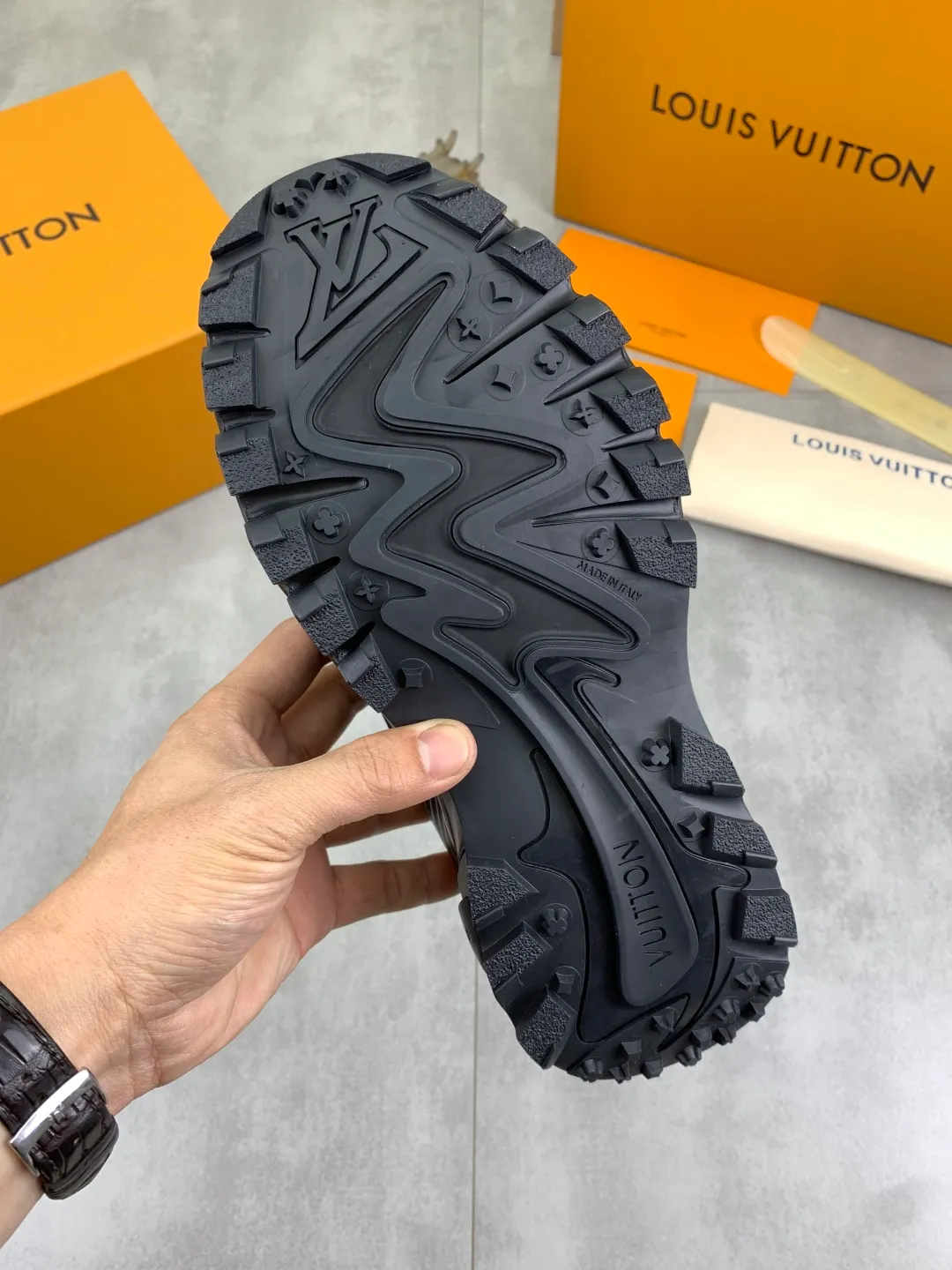 Men's Men's Shoes💰P740 New High Version LV Louis Vuitton L Jialu Brand Runner Tatic Series Thick Sole Casual Sports Shoes Running Shoes Original Purchase Development Production This LV Runner Tatic sports shoe combines technical materials such as mesh fabric and ribbons to interpret the inspiration of traditional mountaineering shoes. LV letters are written on one side, the lariat buckle of the quick lacing system is embellished with Monogram flowers and Louis Vuitton logos, and the light and wear-resistant rubber outsole completes the whole package. The delivery counter is beautifully packaged🛍📦 ▪️Fabrics: Original imported custom technical fabric + mesh ▪️Inner lining: Original customized breathable mesh ▪️Sole: Original open-molded anti-slip rubber combination material ▪️Sole thickness: 4CM ▪️Size: Men's 39-44 (38 45 (customized)